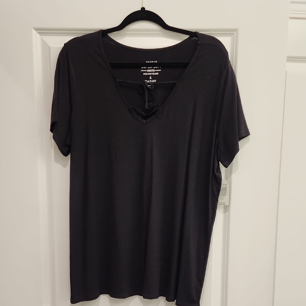 NWT‎ Torrid Black V-Neck Short Sleeve Tee SIZE 1